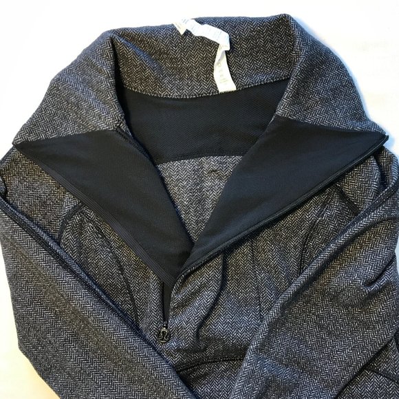Never worn like new Lululemon Base Runner 1/2 Zip - Picture 4 of 16